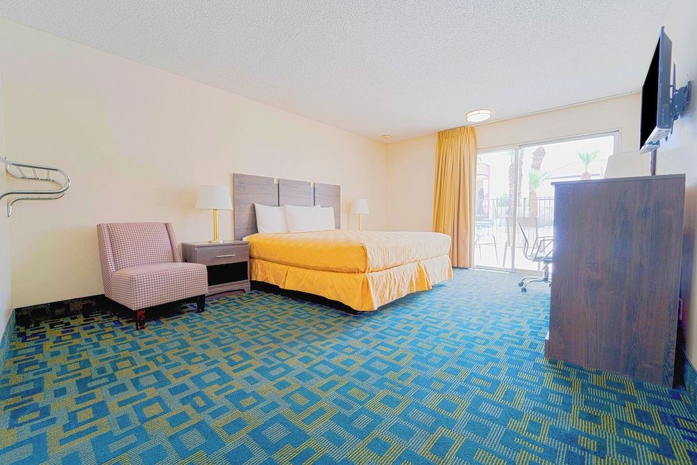 Royal Plaza Inn Indio Room, 1 King Bed, Accessible 9