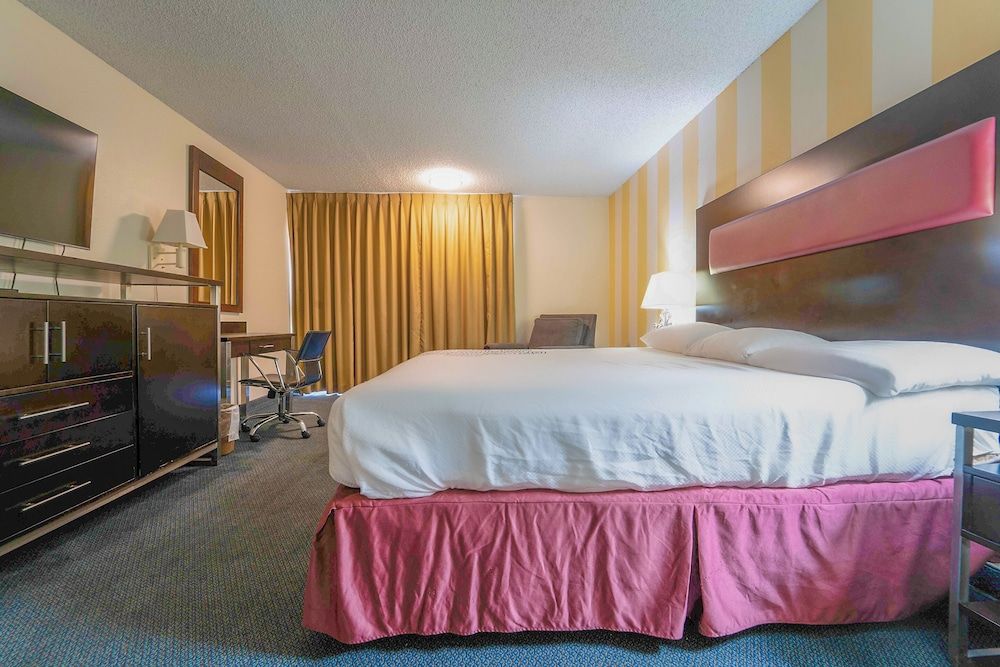 Royal Plaza Inn Indio Deluxe Suite, 1 King Bed, Poolside