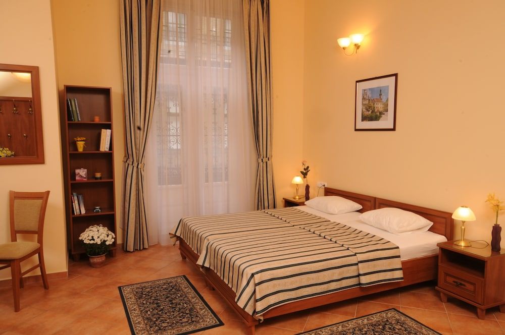 Budapest Museum Central Standard Triple Room 2