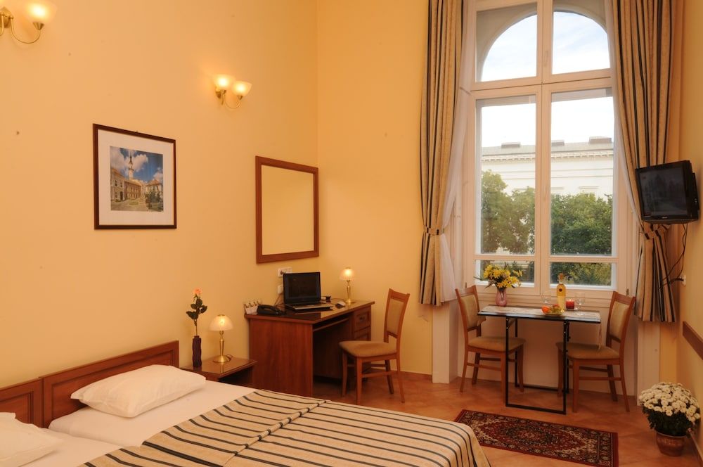 Budapest Museum Central Standard Double Room, City View 8