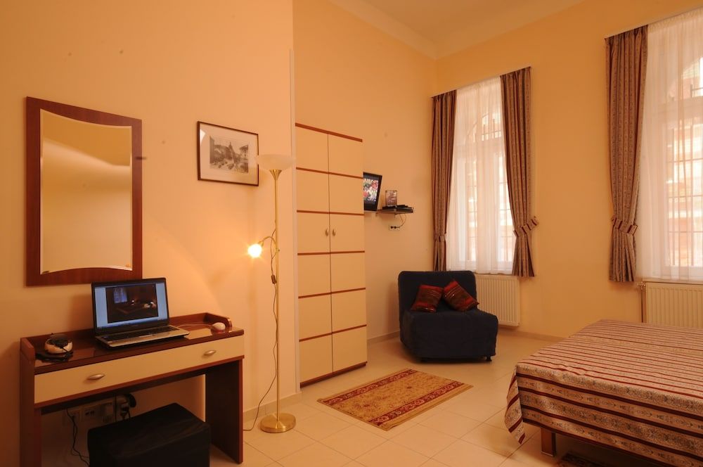 Budapest Museum Central Studio with Kitchen and Jacuzzi 8