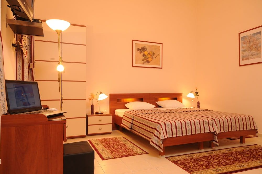 undefined Budapest Museum Central 8