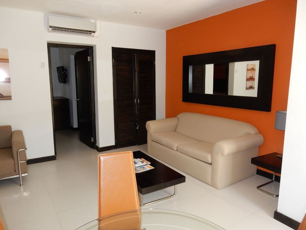 Talk of the Town Hotel and Beach Club One Bedroom Suite 7