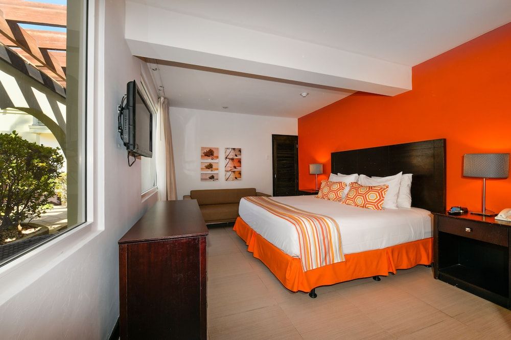 Talk of the Town Hotel and Beach Club Standard Room, Non Smoking, Refrigerator & Microwave 3