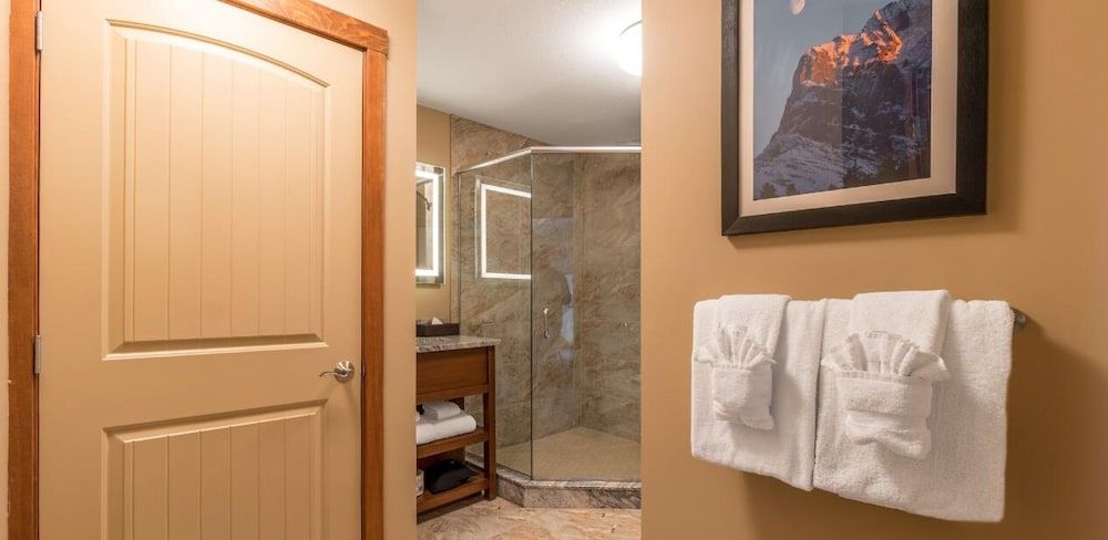 Falcon Crest Lodge by CLIQUE Suite, 2 Bedrooms (King in Master, Queen in 2nd Bedroom) 17