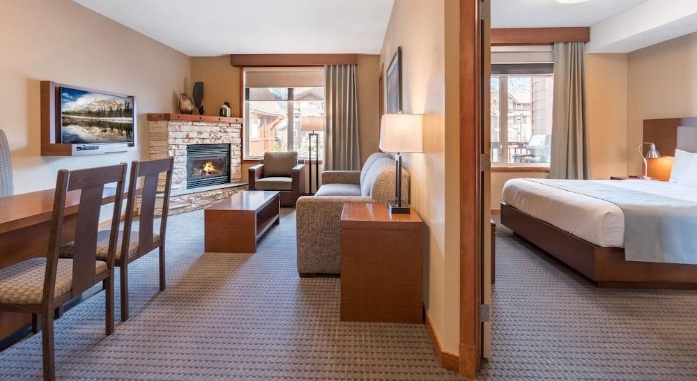 Falcon Crest Lodge by CLIQUE