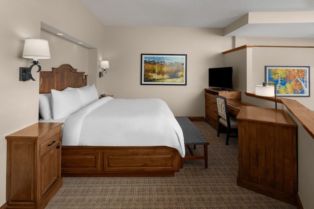 Deluxe Suite, 1 King Bed with Sofa bed, Balcony