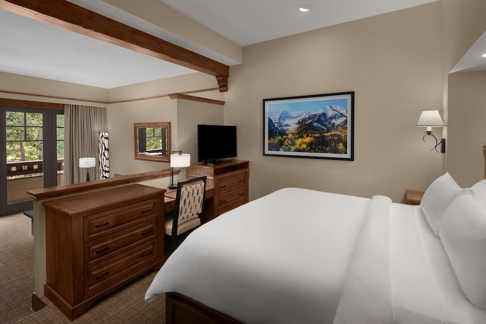 Executive Suite, 1 King Bed, Balcony (Mobility/Hearing Access, Roll-In Shwr)