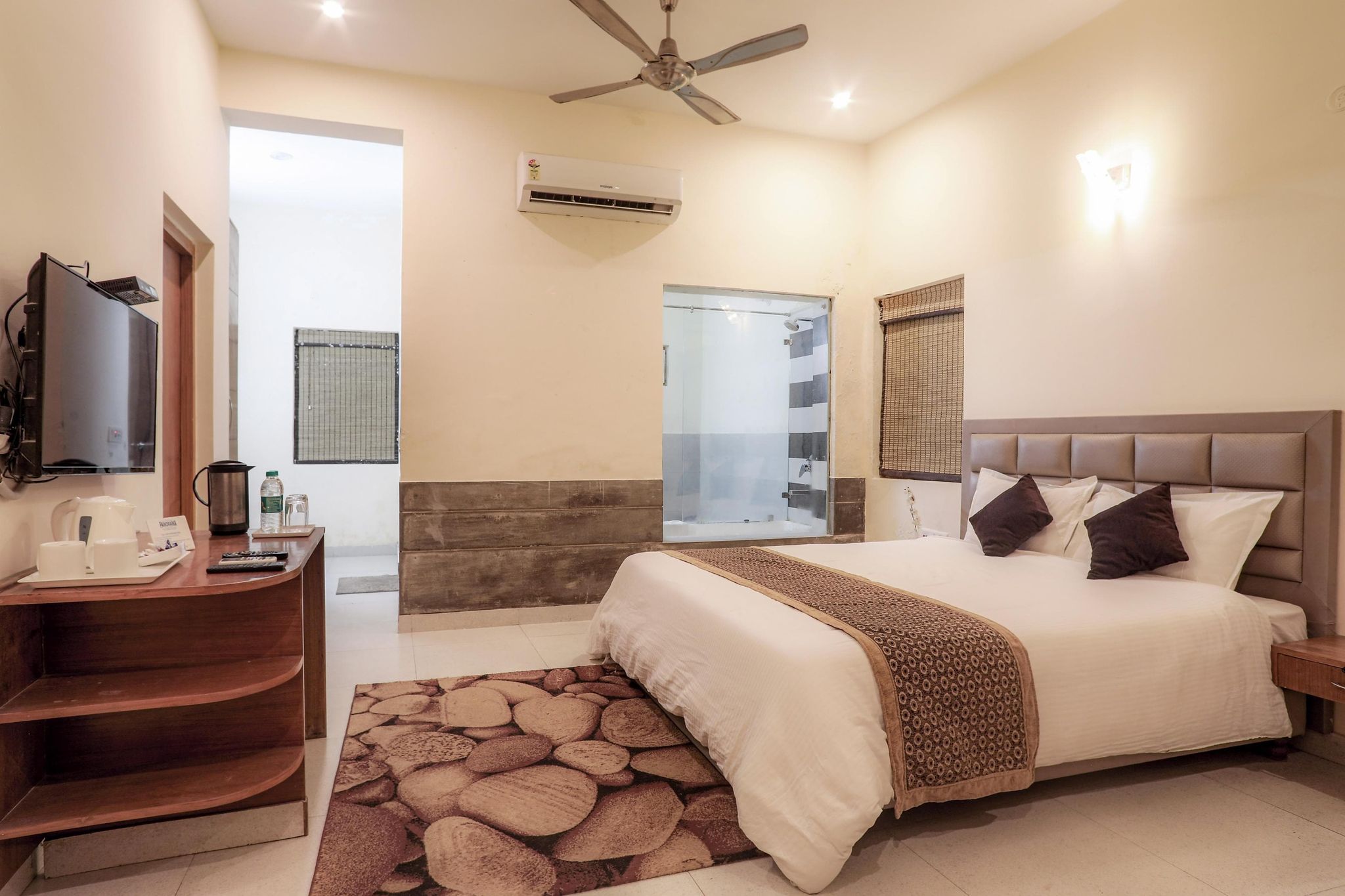 Corbett Panorama Resort Pool View Room 10