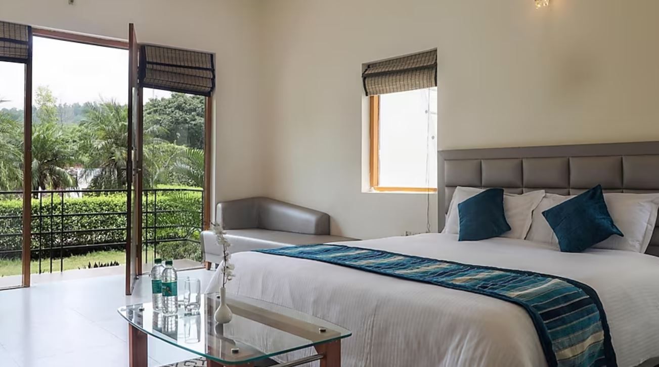 Corbett Panorama Resort Pool View Room 7