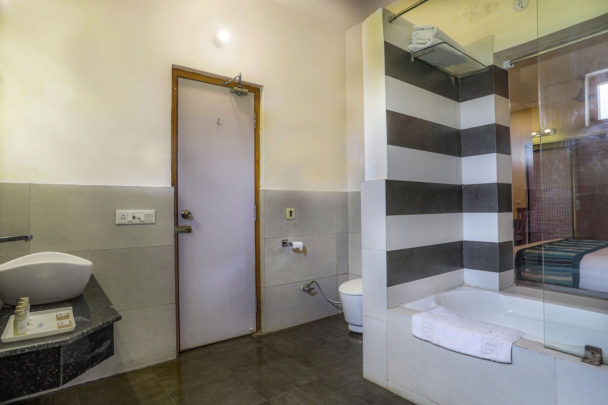 Corbett Panorama Resort Pool View Room 14