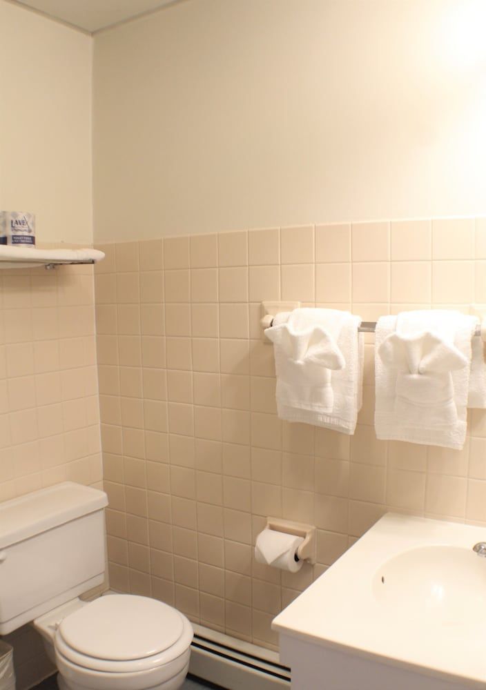 Waynebrook Inn, Est 1865 Deluxe Room, 1 King Bed 5