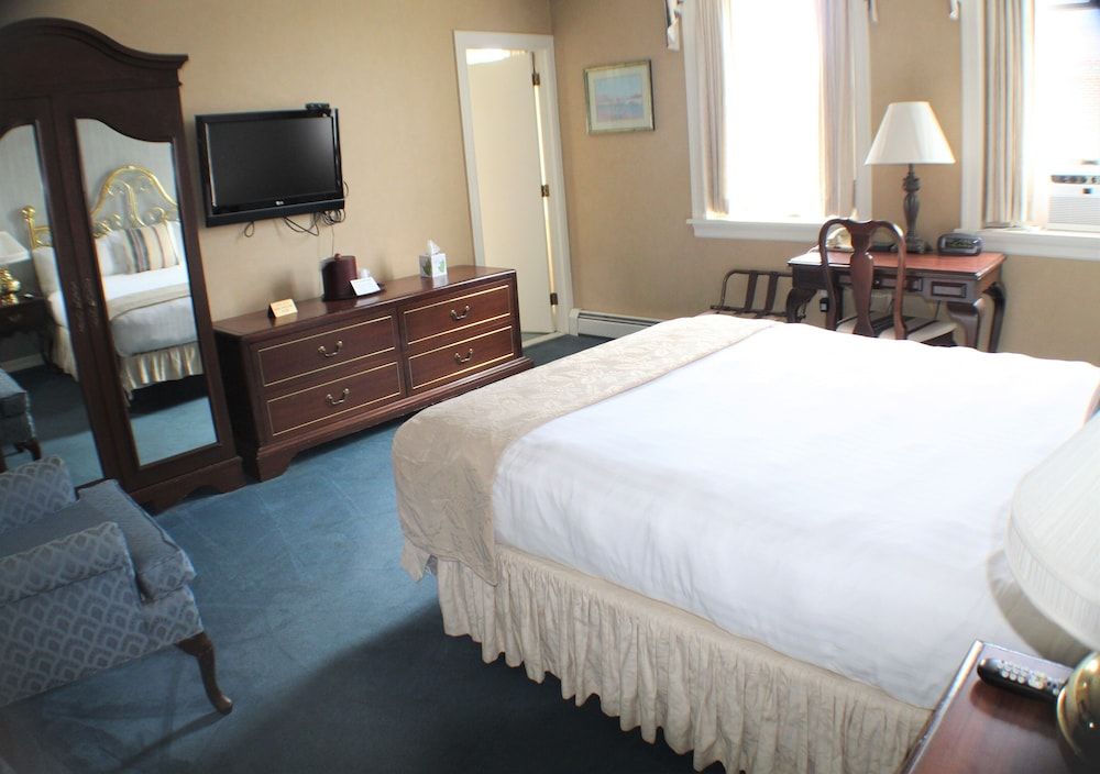 Waynebrook Inn, Est 1865 Deluxe Room, 1 Queen Bed 3