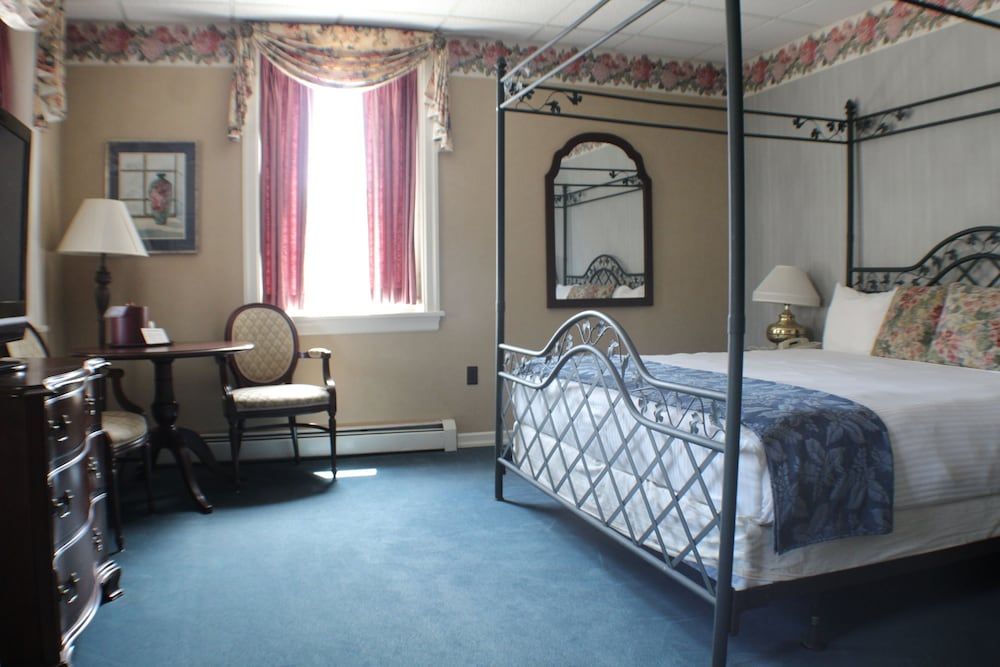 Waynebrook Inn, Est 1865 Deluxe Room, 1 King Bed 6