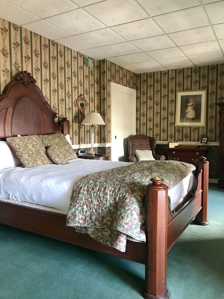 Waynebrook Inn, Est 1865 Executive Room, 1 Queen Bed, Jetted Tub 2
