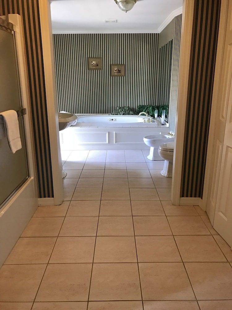 Waynebrook Inn, Est 1865 Executive Room, 1 Queen Bed, Jetted Tub 5