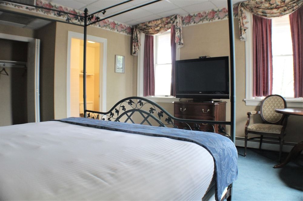 Waynebrook Inn, Est 1865 Deluxe Room, 1 King Bed 2