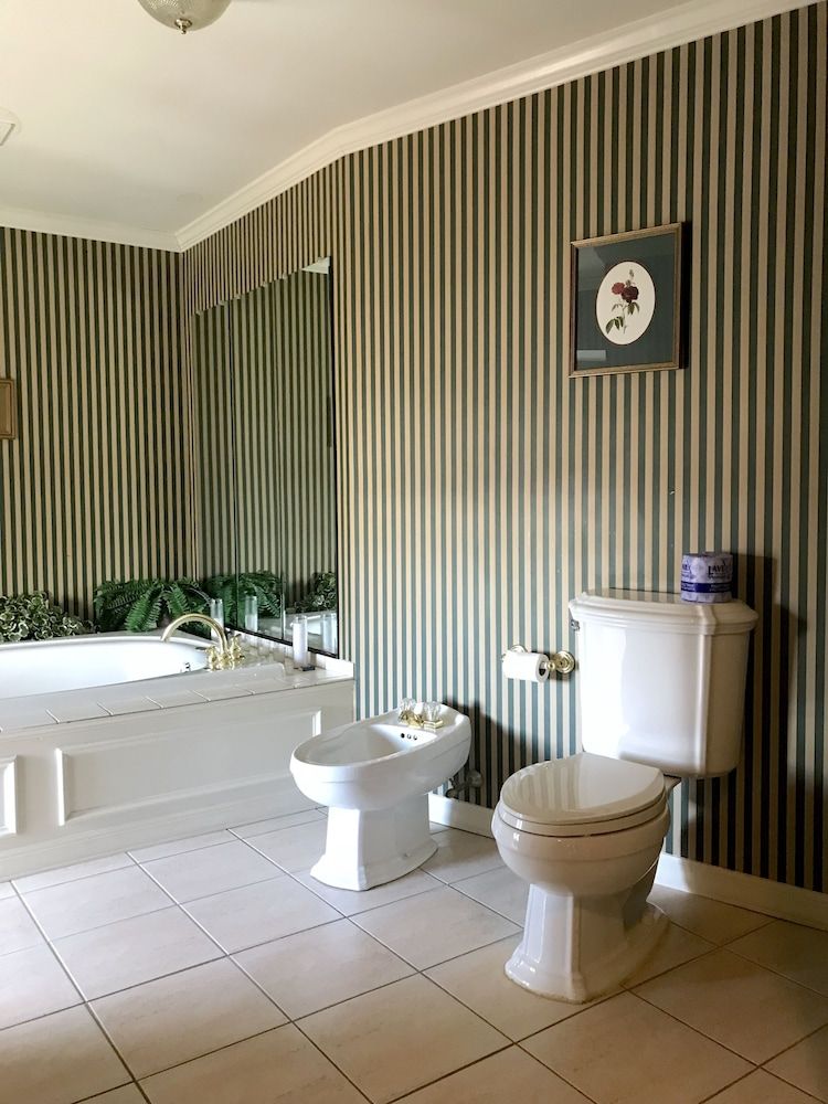 Waynebrook Inn, Est 1865 Executive Room, 1 Queen Bed, Jetted Tub 4