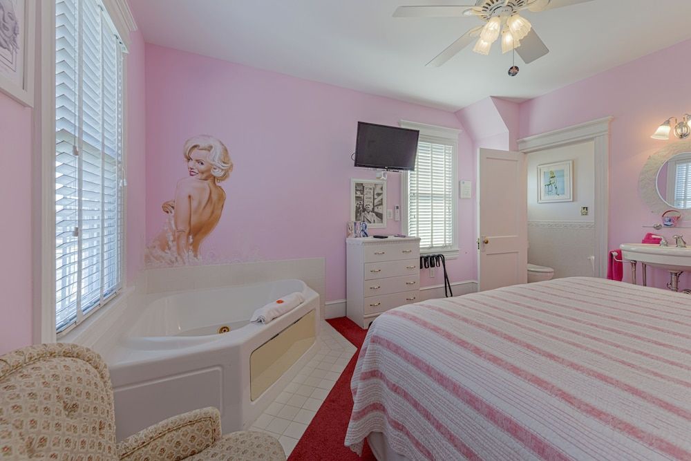 Summer Nites Superior Double Room, Private Bathroom (Marilyn Room) 2