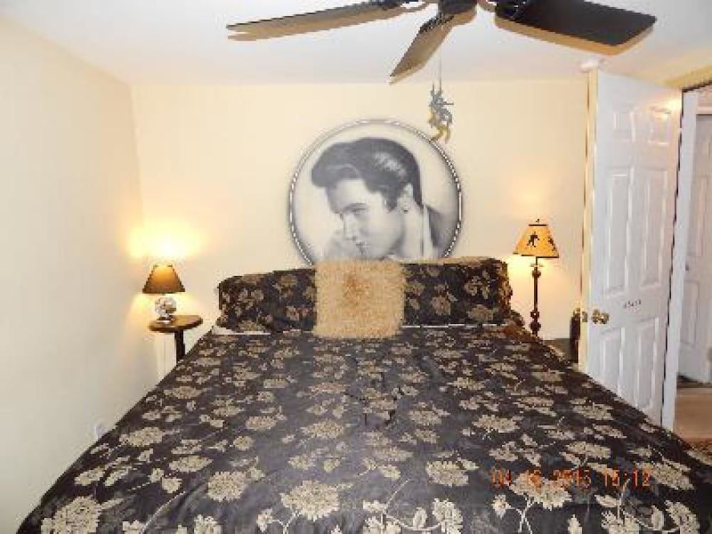 Summer Nites Standard Double Room, Ensuite (Elvis Suite) 2