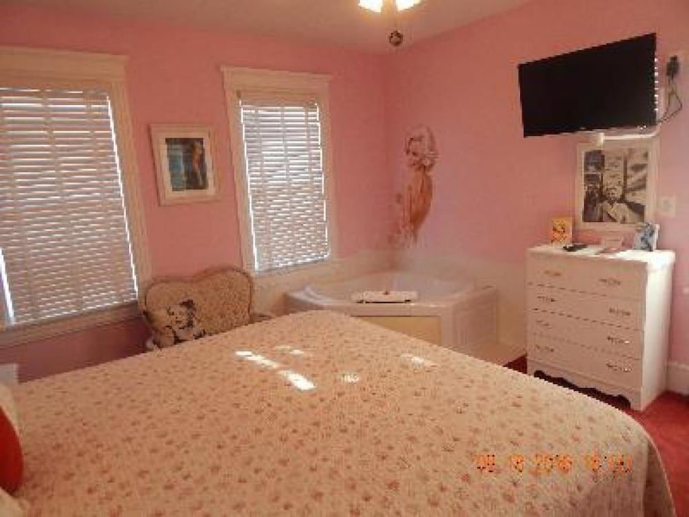 Summer Nites Superior Double Room, Private Bathroom (Marilyn Room)