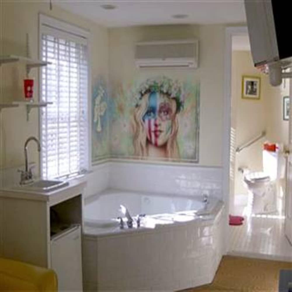 Summer Nites Superior Double Room, Private Bathroom (Marilyn Room) 4