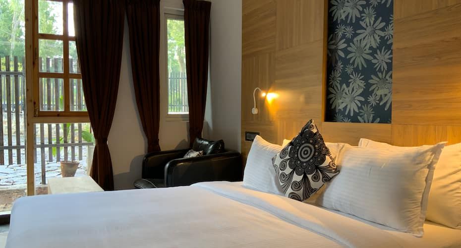 Meridian Hill Top Deluxe Room 4