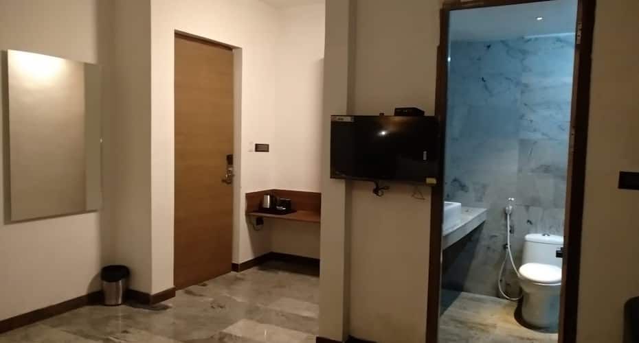 Meridian Hill Top Deluxe Room 8