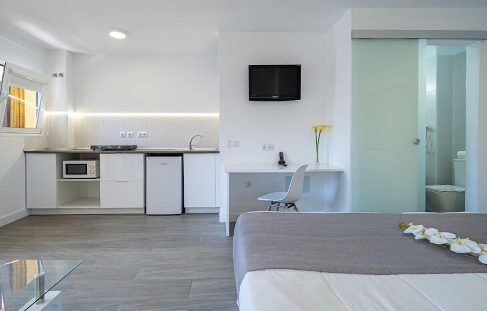 Skyview Hotel by LIVVO