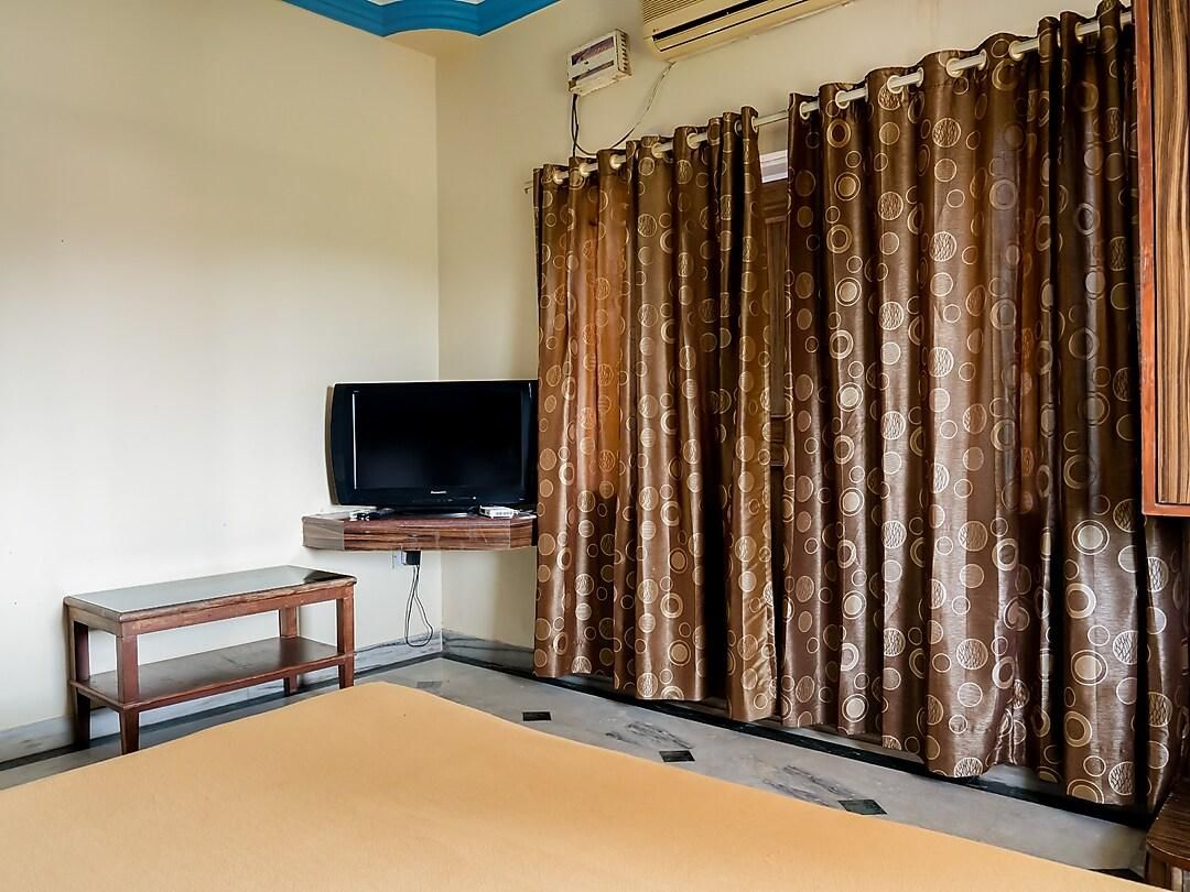 Hotel Royal Punjab Standard AC Room 4