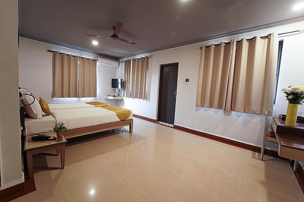 undefined Om Shiv Hotel 4