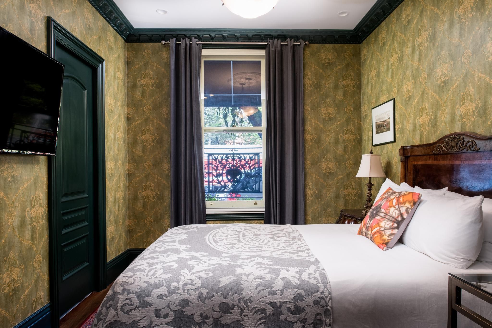 The Monte Cristo Petite Queen