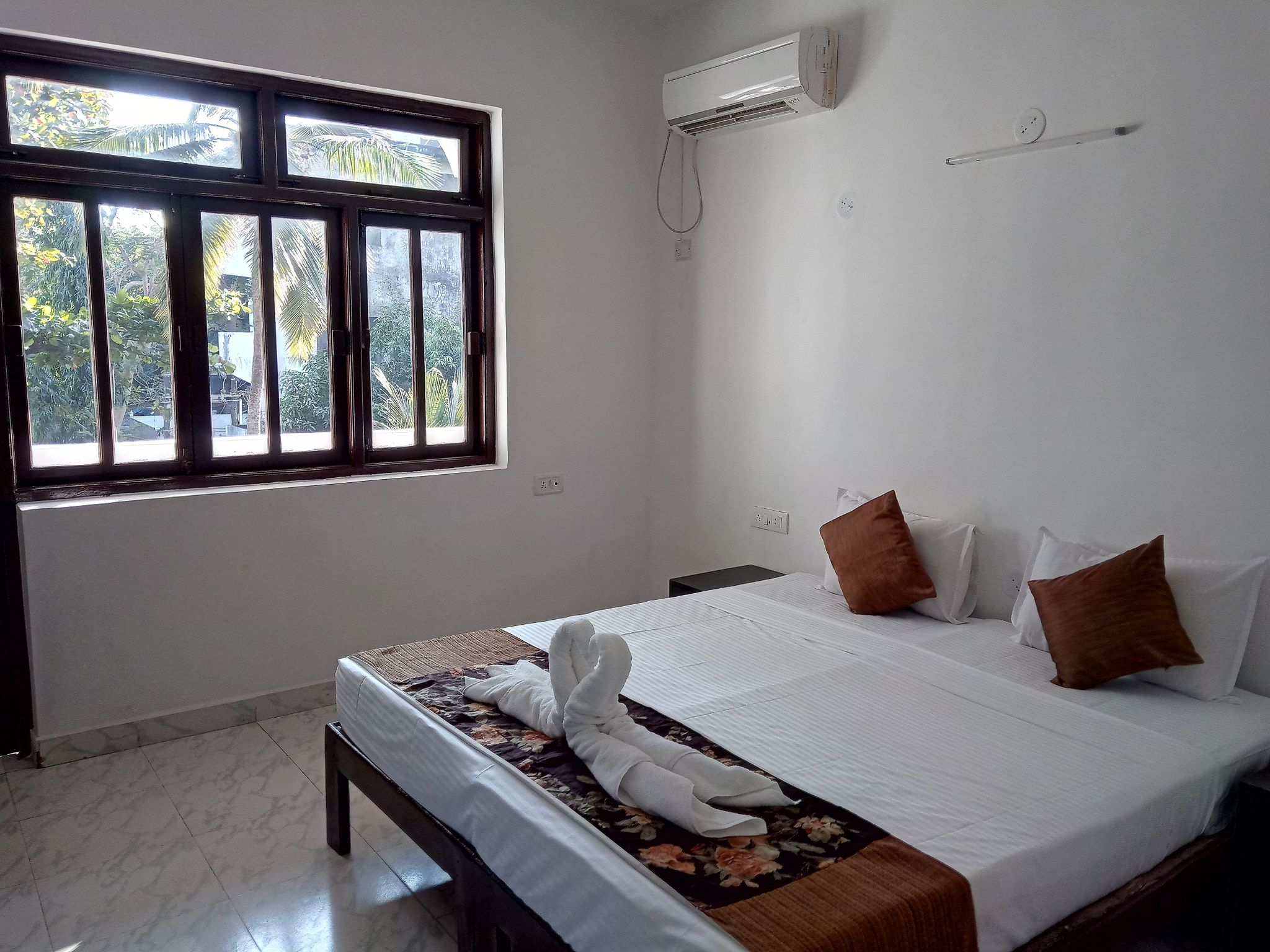 Candolim Hideout Resort Deluxe Room 7