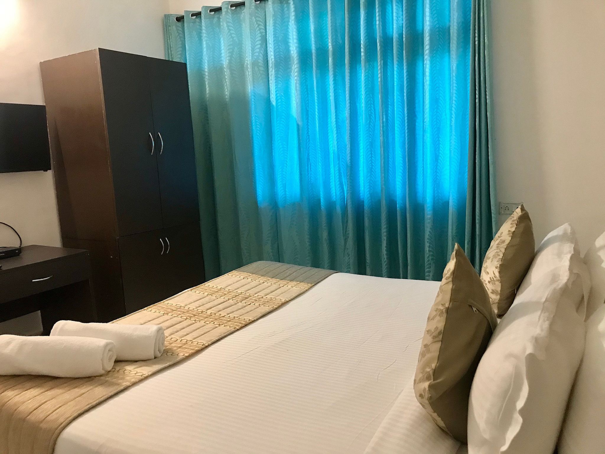 Candolim Hideout Resort Deluxe Room 11