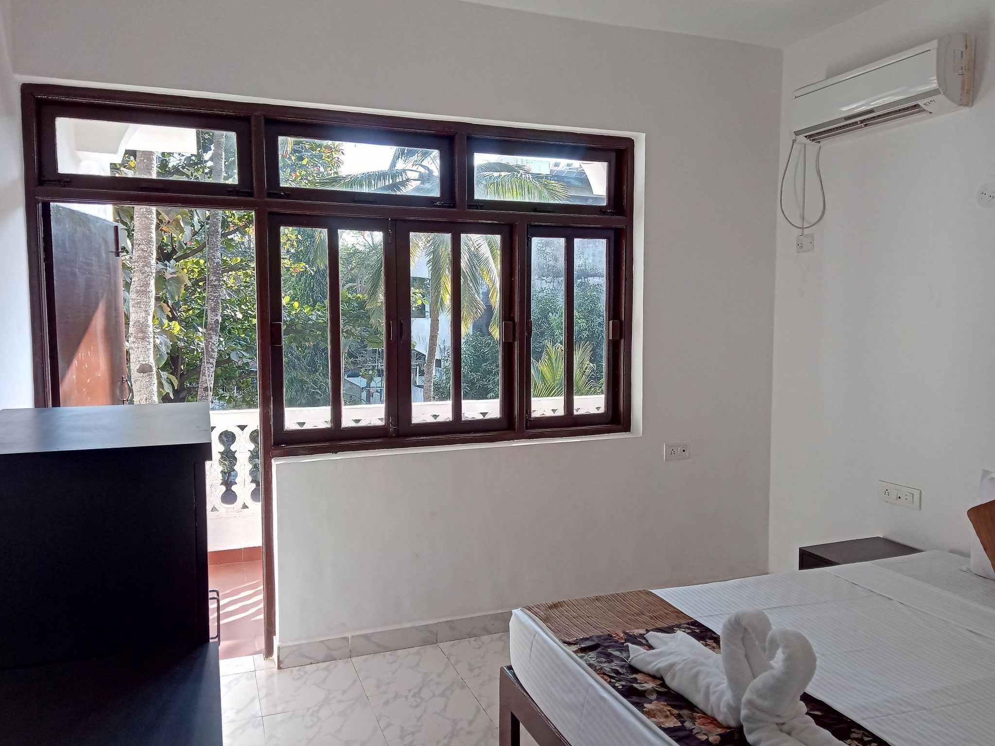 Candolim Hideout Resort Deluxe Room 10