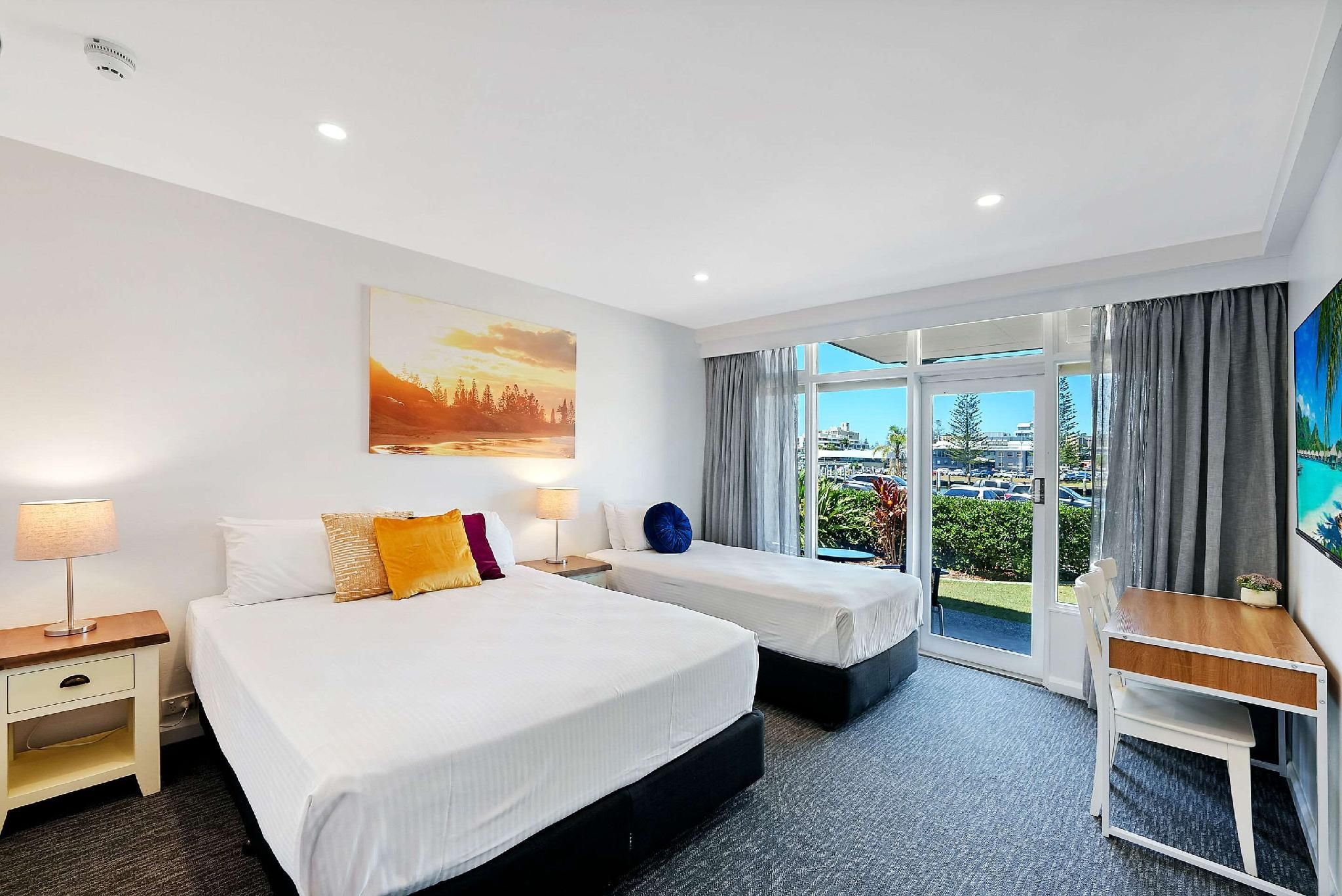 Comfort Resort Waters Edge 1 Queen Bed, 1 Single Bed, Non Smoking