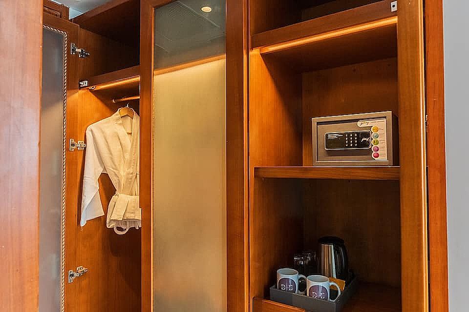 De Mandarin Hotel, Goa  Deluxe Sea View Room with Balcony 4