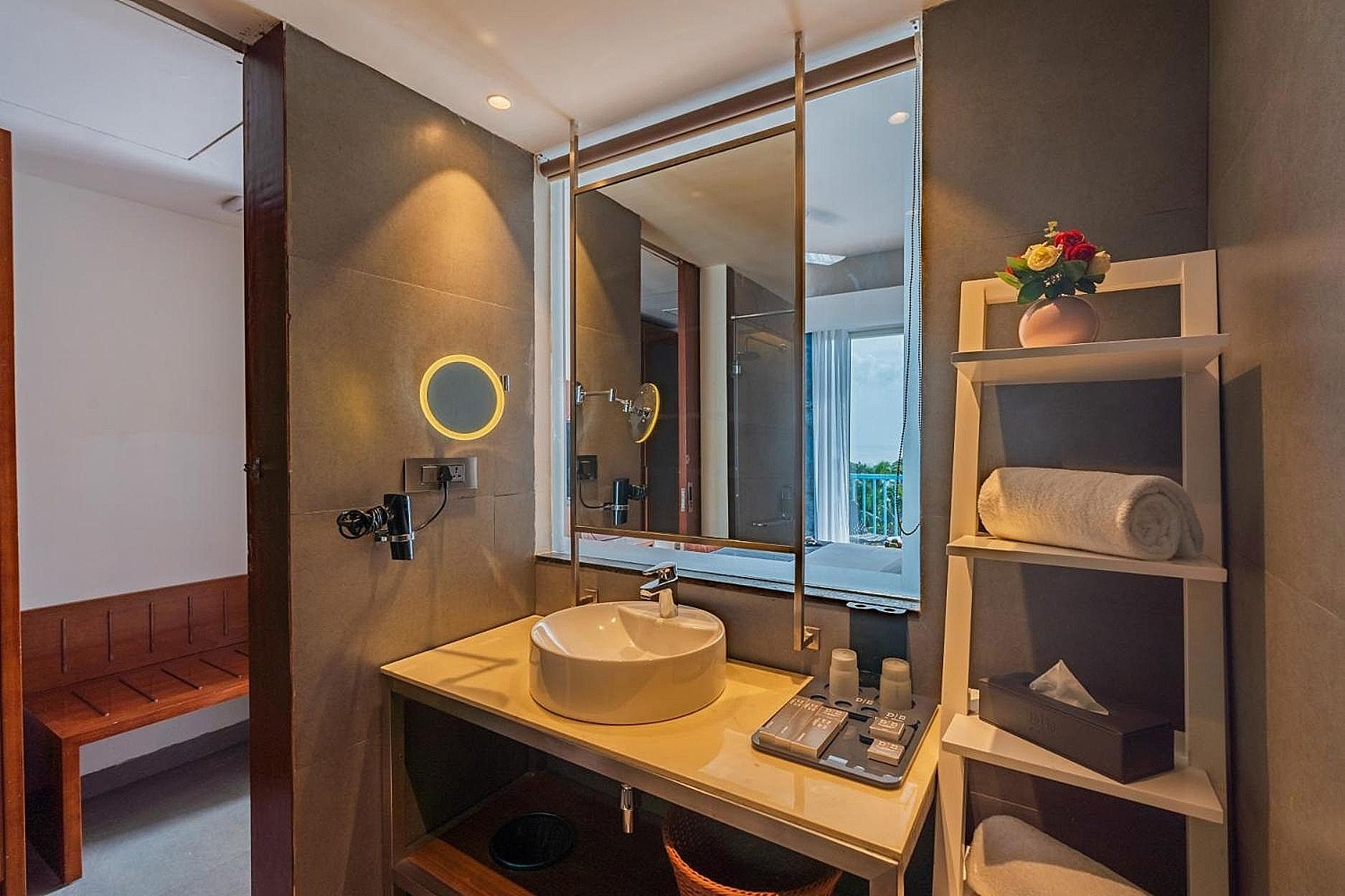 De Mandarin Hotel, Goa Deluxe Room with Balcony 4