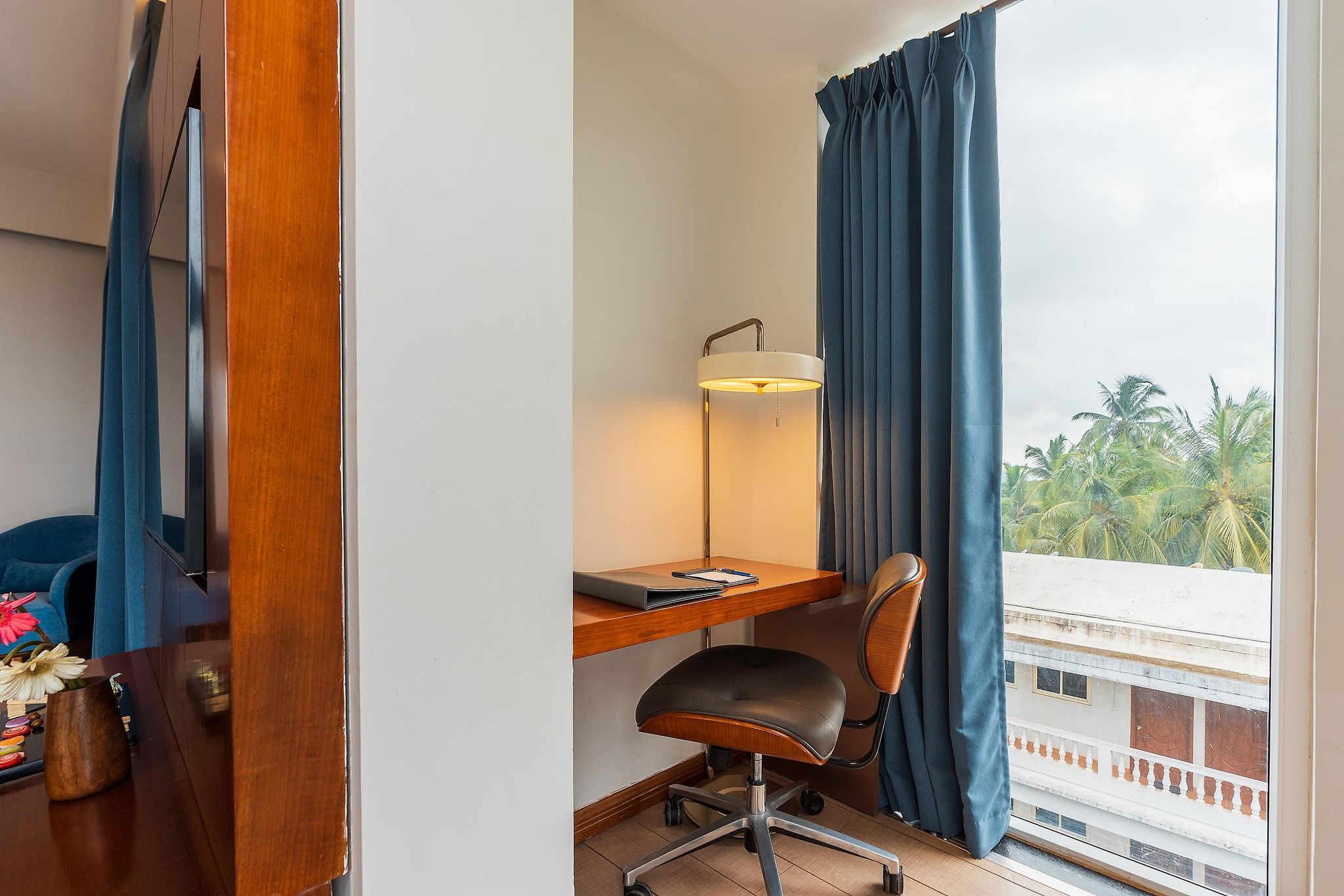 De Mandarin Hotel, Goa Deluxe Room with Balcony 5