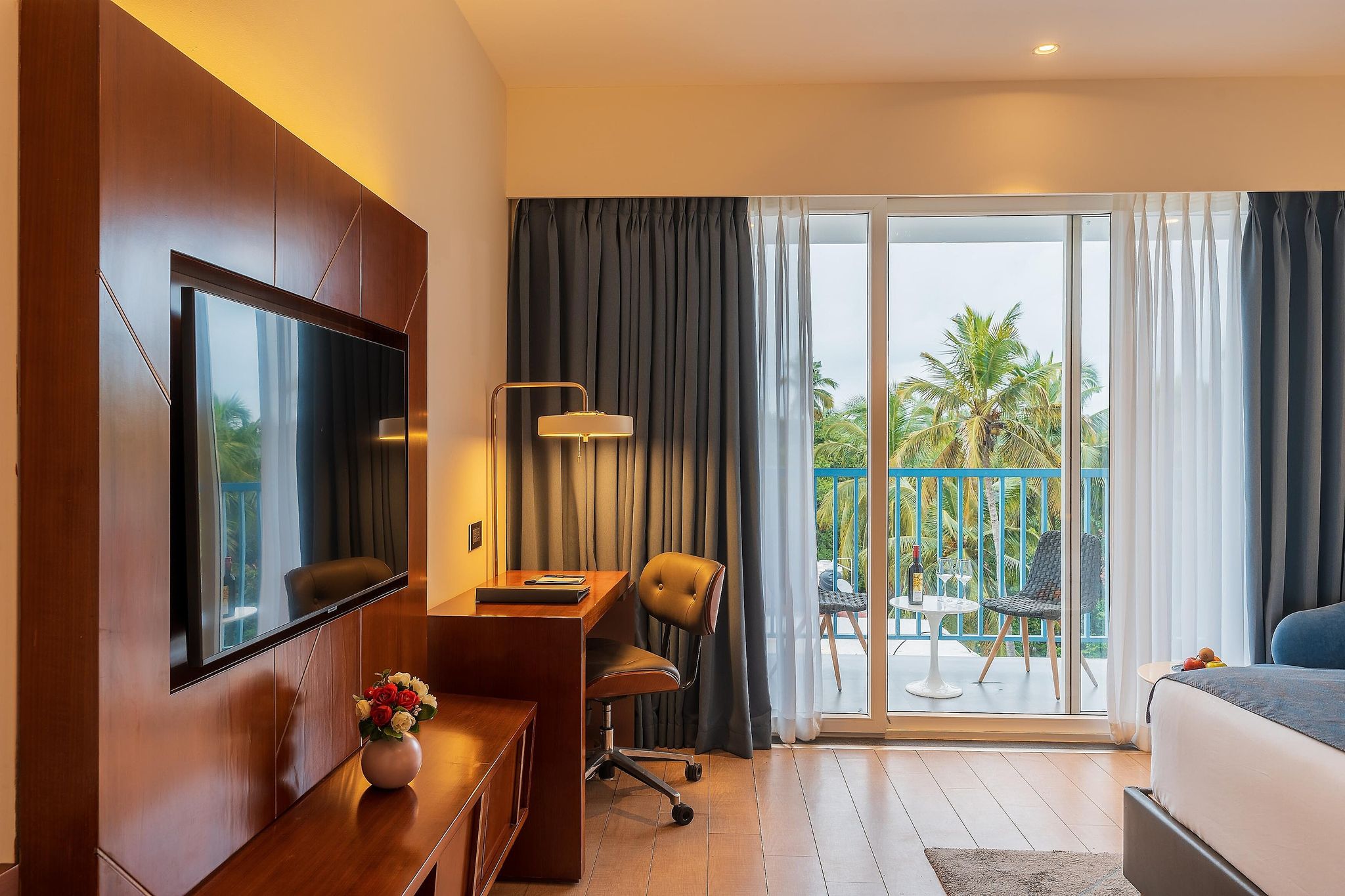 De Mandarin Hotel, Goa Deluxe Room with Balcony 8