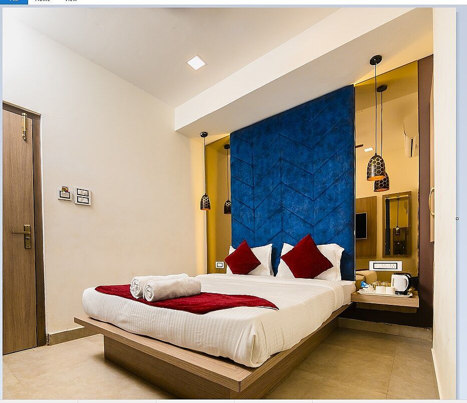 DELUXE ROOM