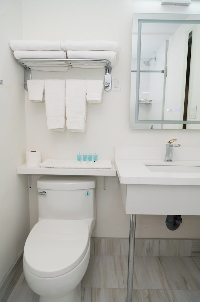 Diplomat Inn Executive Room, 2 Queen Beds 20