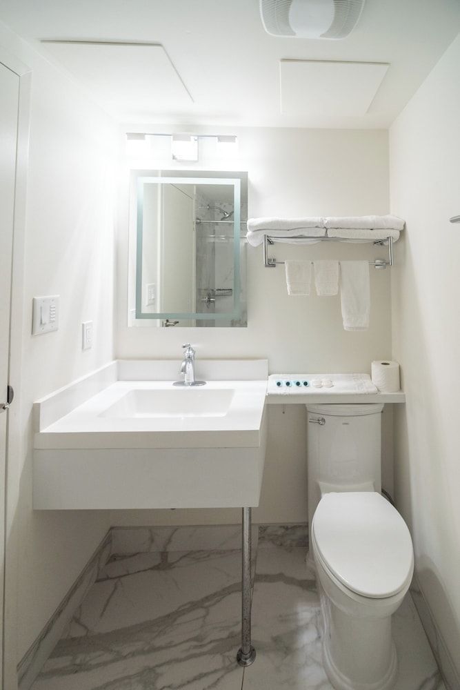 Diplomat Inn Executive Room, 2 Queen Beds 13