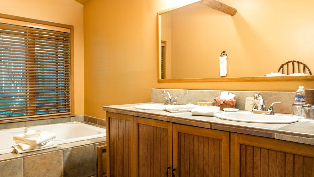 Weasku Inn Suite, 1 King Bed (Riverfront) 5