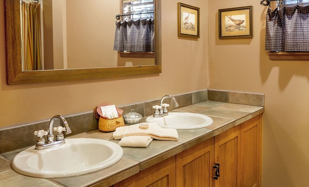 Weasku Inn Suite, 1 King Bed (Riverfront) 7