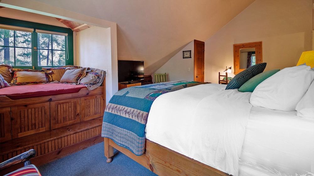 Weasku Inn Room, 1 Queen Bed (Lodge) 5