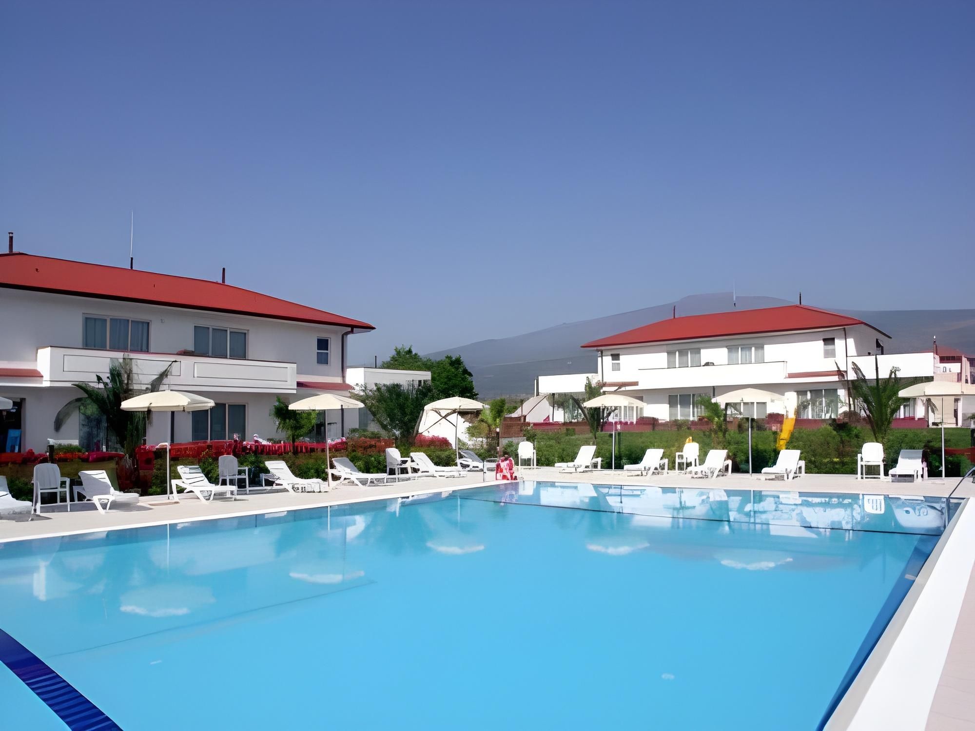 swimming pool [outdoor]