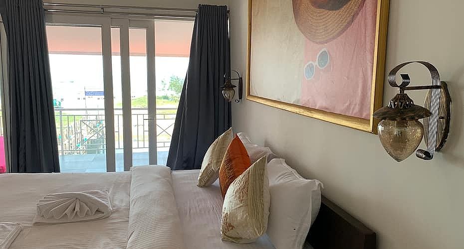 Chique Shanti Resort Sea View Room with Small Balcony with Table and Chair