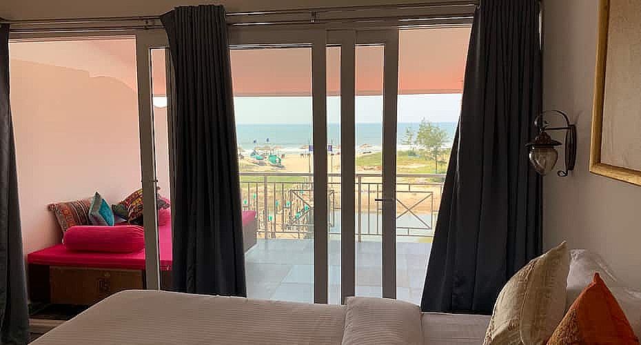 Chique Shanti Resort Sea View Room with Small Balcony with Table and Chair 2