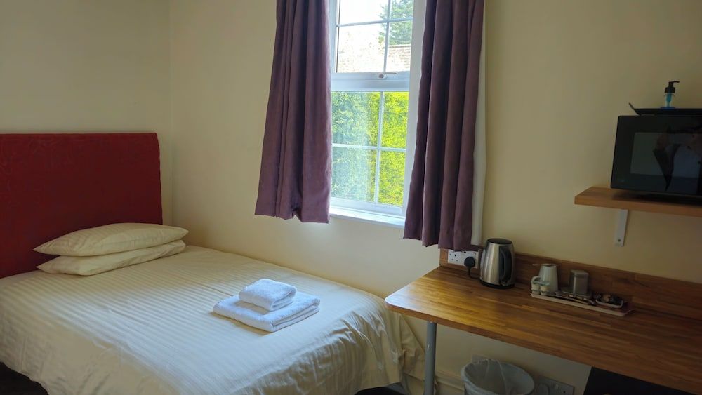 The Edward Hotel Single Room 7